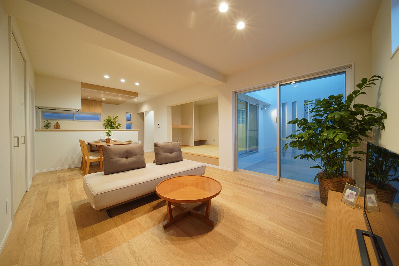 『”2つの庭”を楽しむ二階建て』 アイキャッチ画像