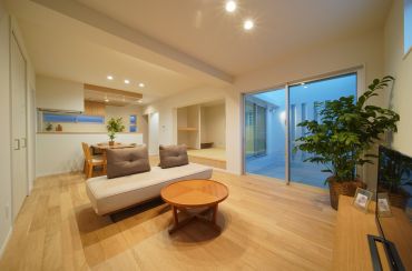 『”2つの庭”を楽しむ二階建て』 アイキャッチ画像