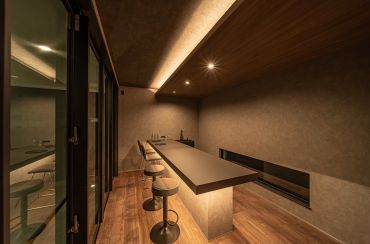 『中庭を眺めて過ごす、バーのようなカウンターがある平屋』 アイキャッチ画像